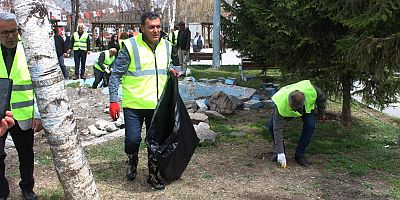 Başkan Demir, ekibiyle birlikte çöp toplama mesaisindeydi