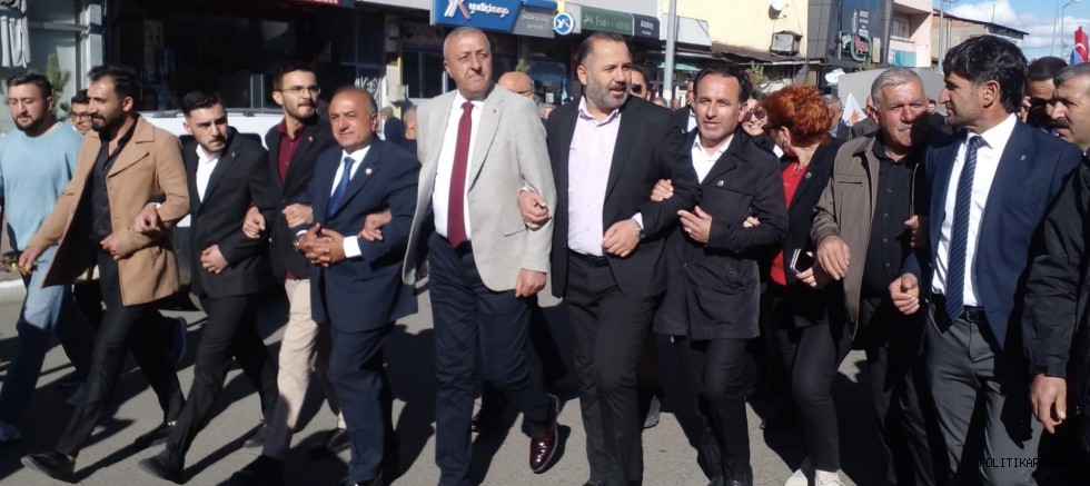 AK Parti rozeti takan Göle Belediye Başkanı Budak, ilçede coşkuyla karşılandı