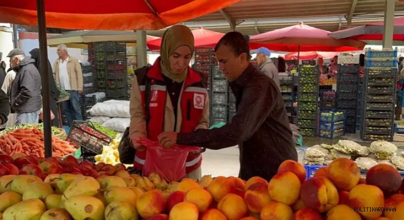 Pazarda alışveriş yaptı, ihtiyaç sahiplerini teslim ettiler