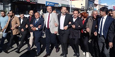 AK Parti rozeti takan Göle Belediye Başkanı Budak, ilçede coşkuyla karşılandı