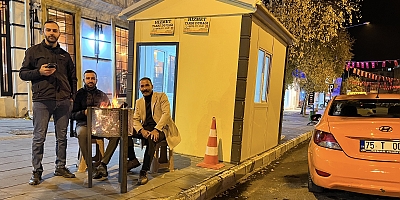  Ardahan’da taksiciler soğuk havada ateş yakarak ısınıyor