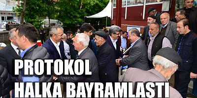 Bayramın ilk günü, protokol halkla bayramlaştı