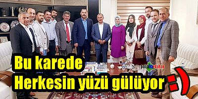 Bu karede herkesin yüzü gülüyor