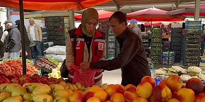 Pazarda alışveriş yaptı, ihtiyaç sahiplerini teslim ettiler