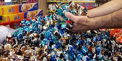 Rengârenk bayram şekerleri raflarda