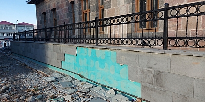 Tarihi kütüphanenin çevre düzenlemesi tartışma yarattı: Duvar kaplamaları dökülmeye başladı