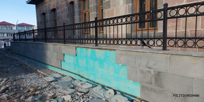 Tarihi kütüphanenin çevre düzenlemesi tartışma yarattı: Duvar kaplamaları dökülmeye başladı